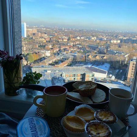 Appartamento Cozy Flat With Stunning Views Londra Esterno foto