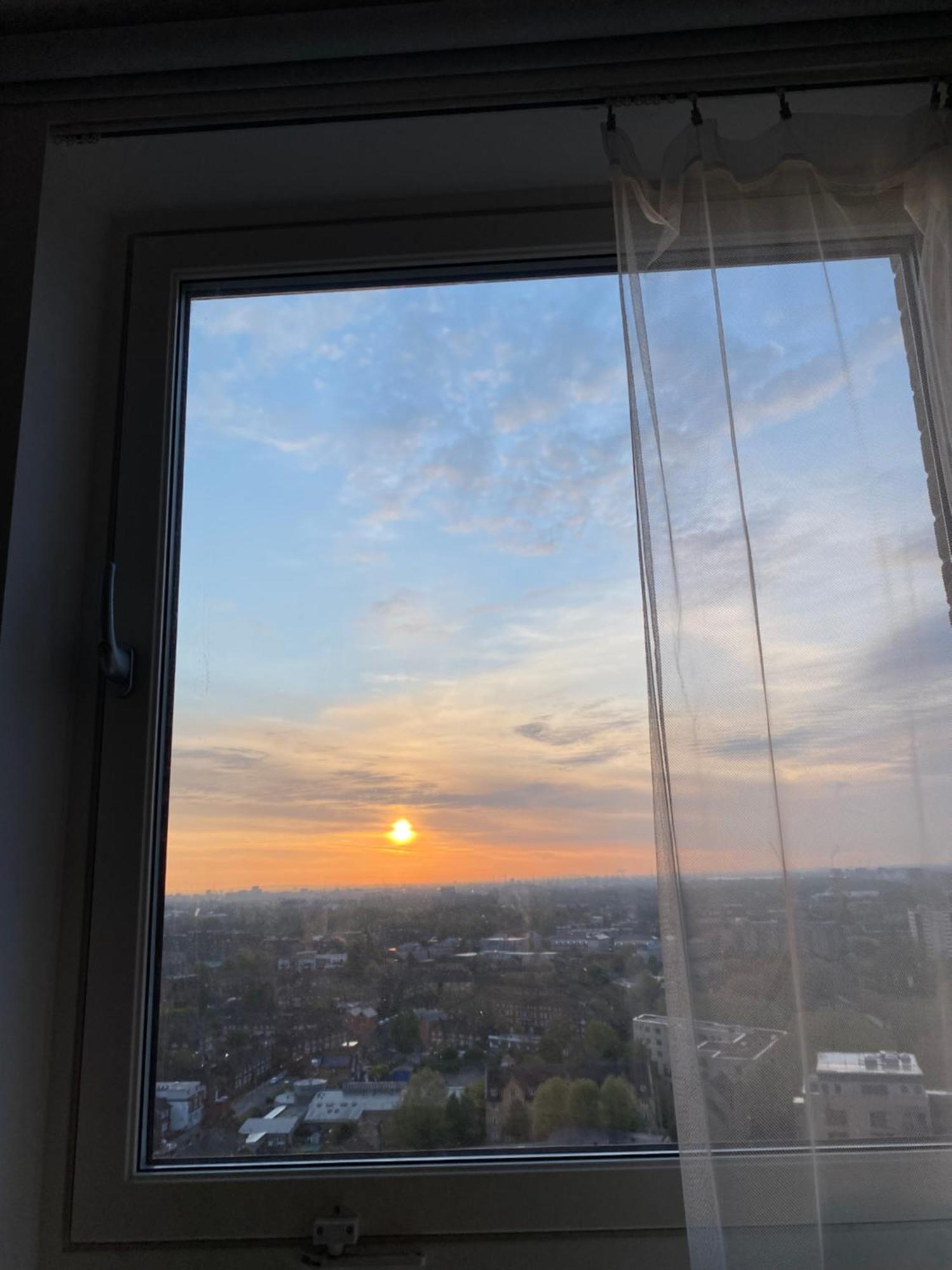 Appartamento Cozy Flat With Stunning Views Londra Esterno foto