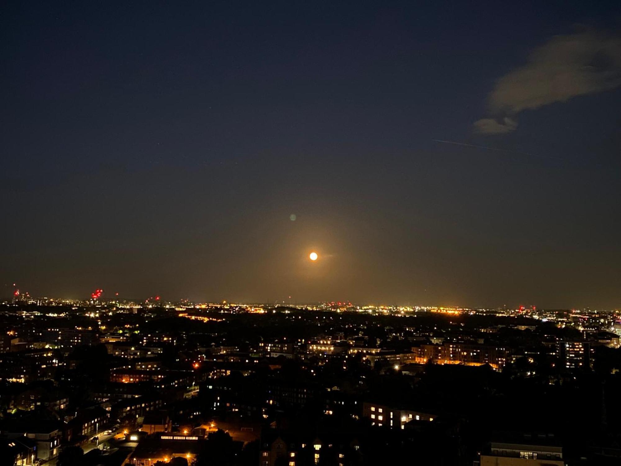 Appartamento Cozy Flat With Stunning Views Londra Esterno foto