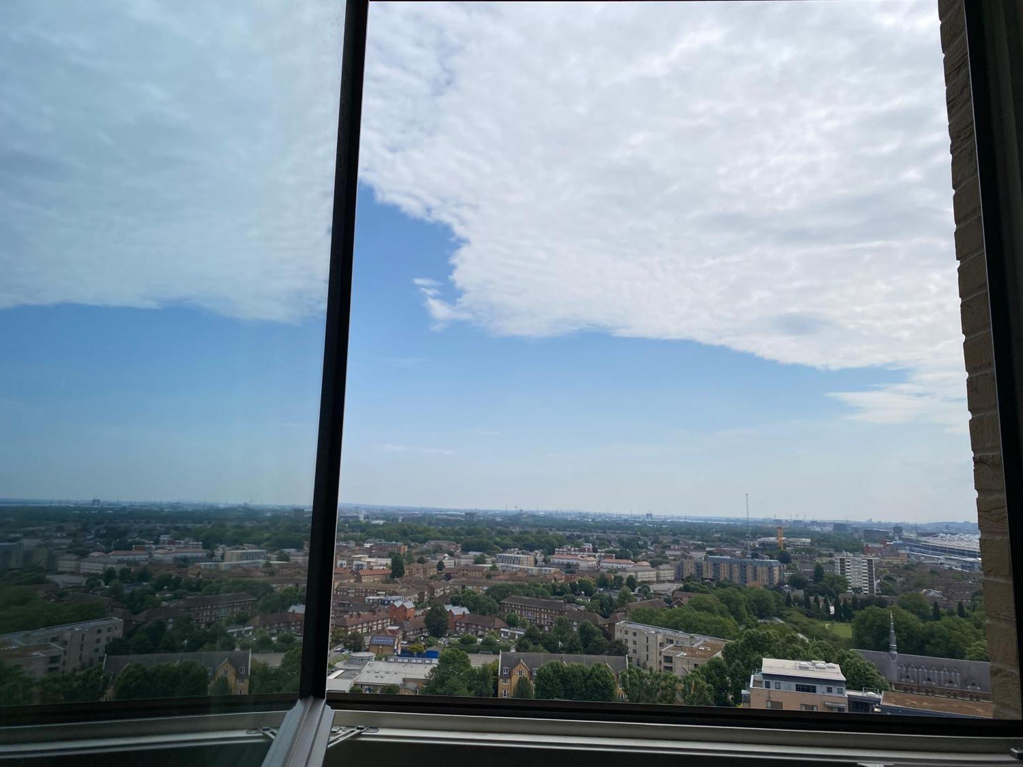 Appartamento Cozy Flat With Stunning Views Londra Esterno foto